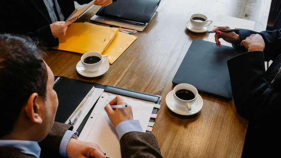 L’équipe de rédaction autour d’une table de travail